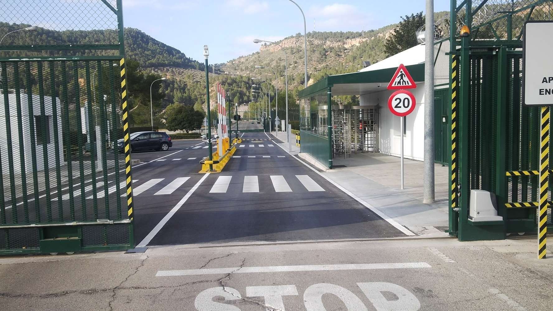 Una señal de stop está pintada al costado de la carretera