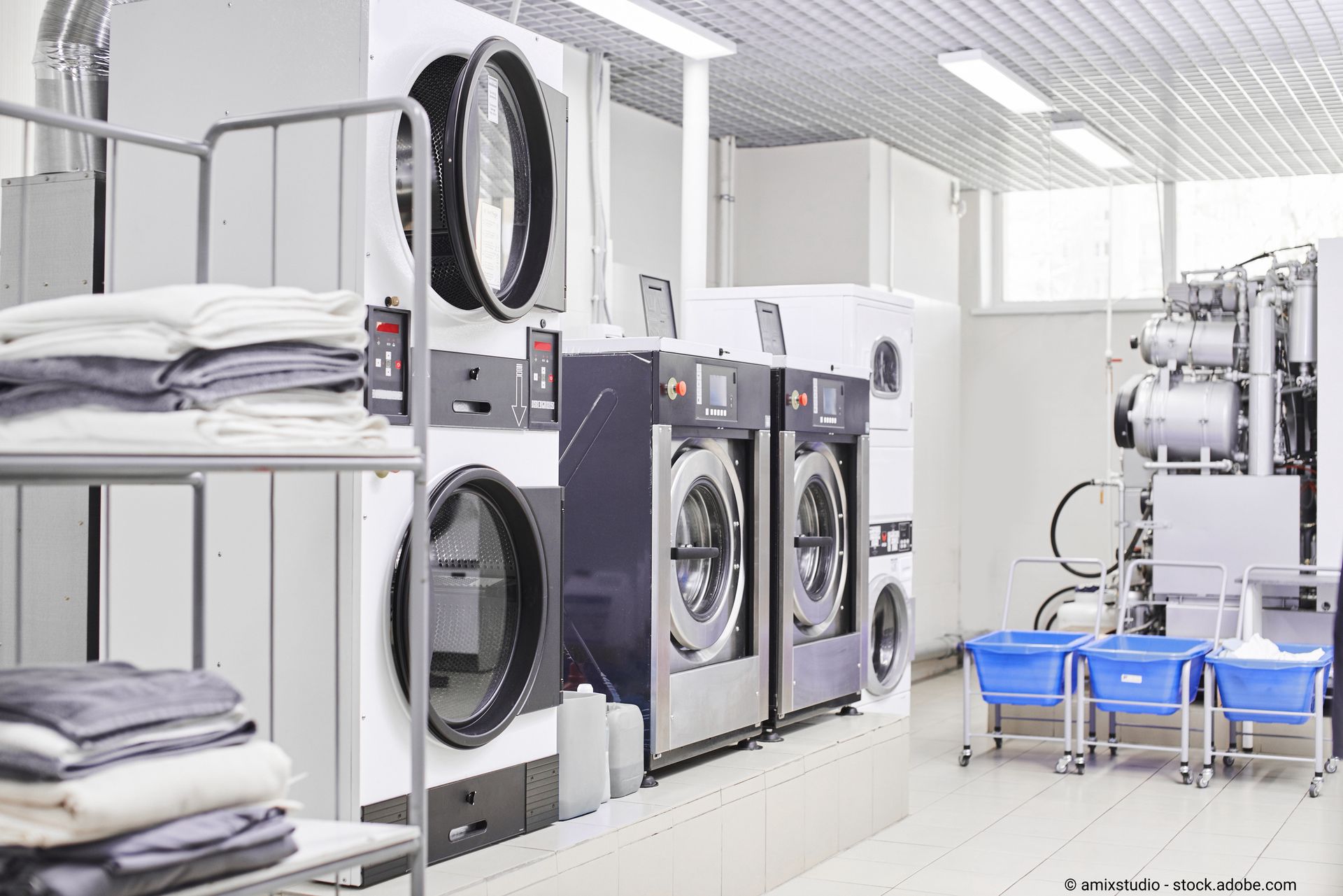 eine Wäscherei mit großen Waschmaschinen und Wäschekörben
