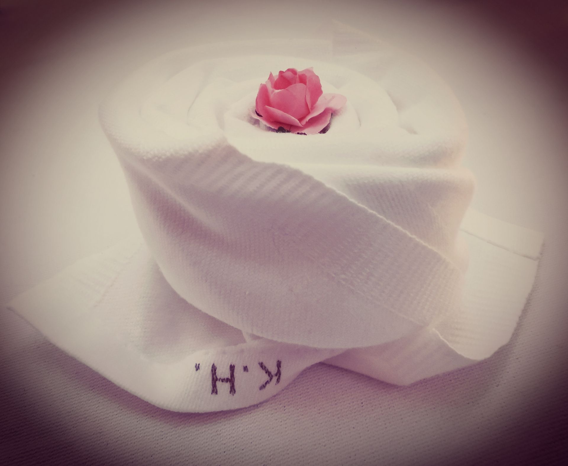 Weiße drapierte Stoffservierte von Karins Heißmangel