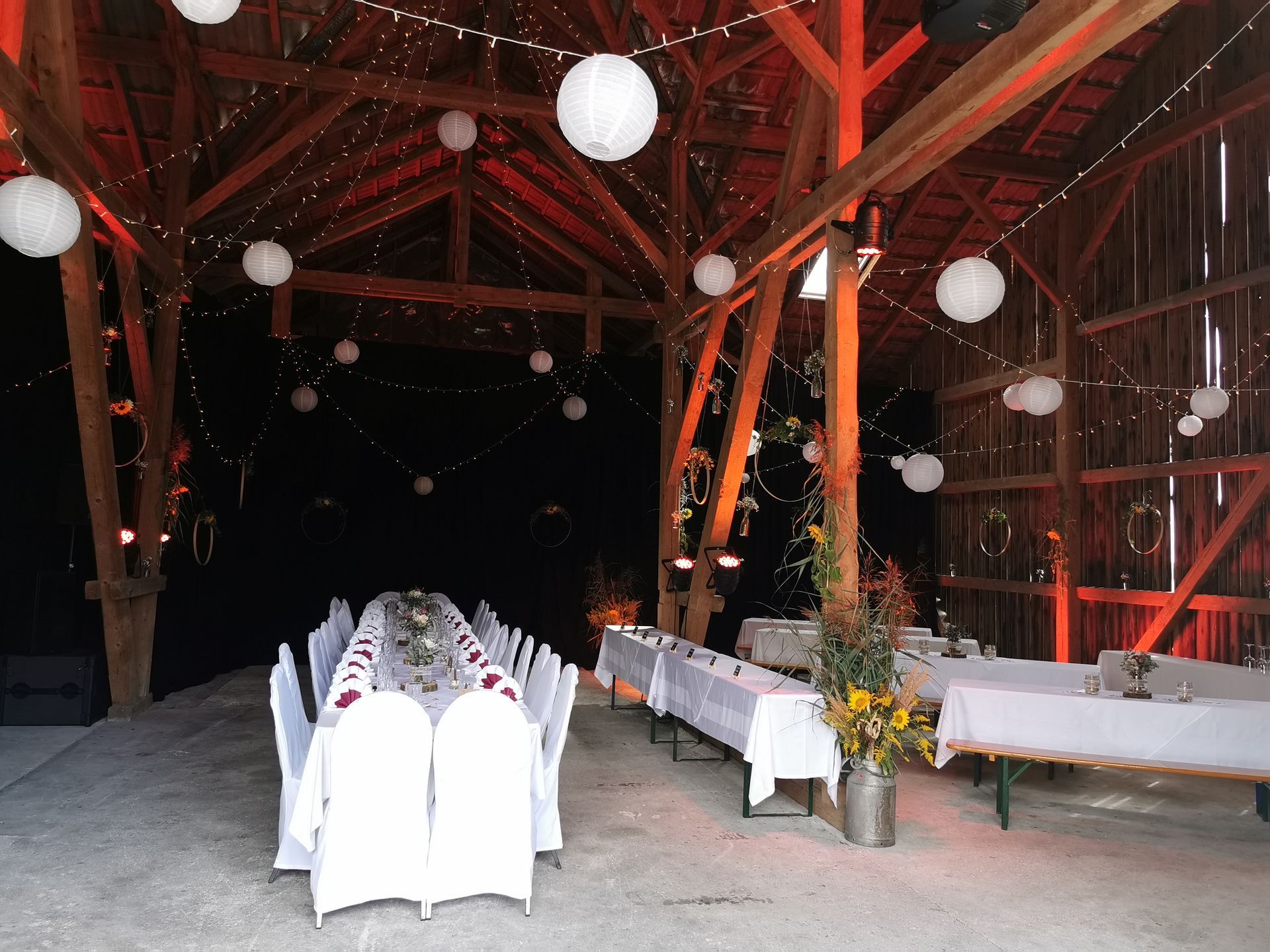 gedeckte Tische mit weißen Tischdecken und Stuhlhussen von Karins Heißmangel