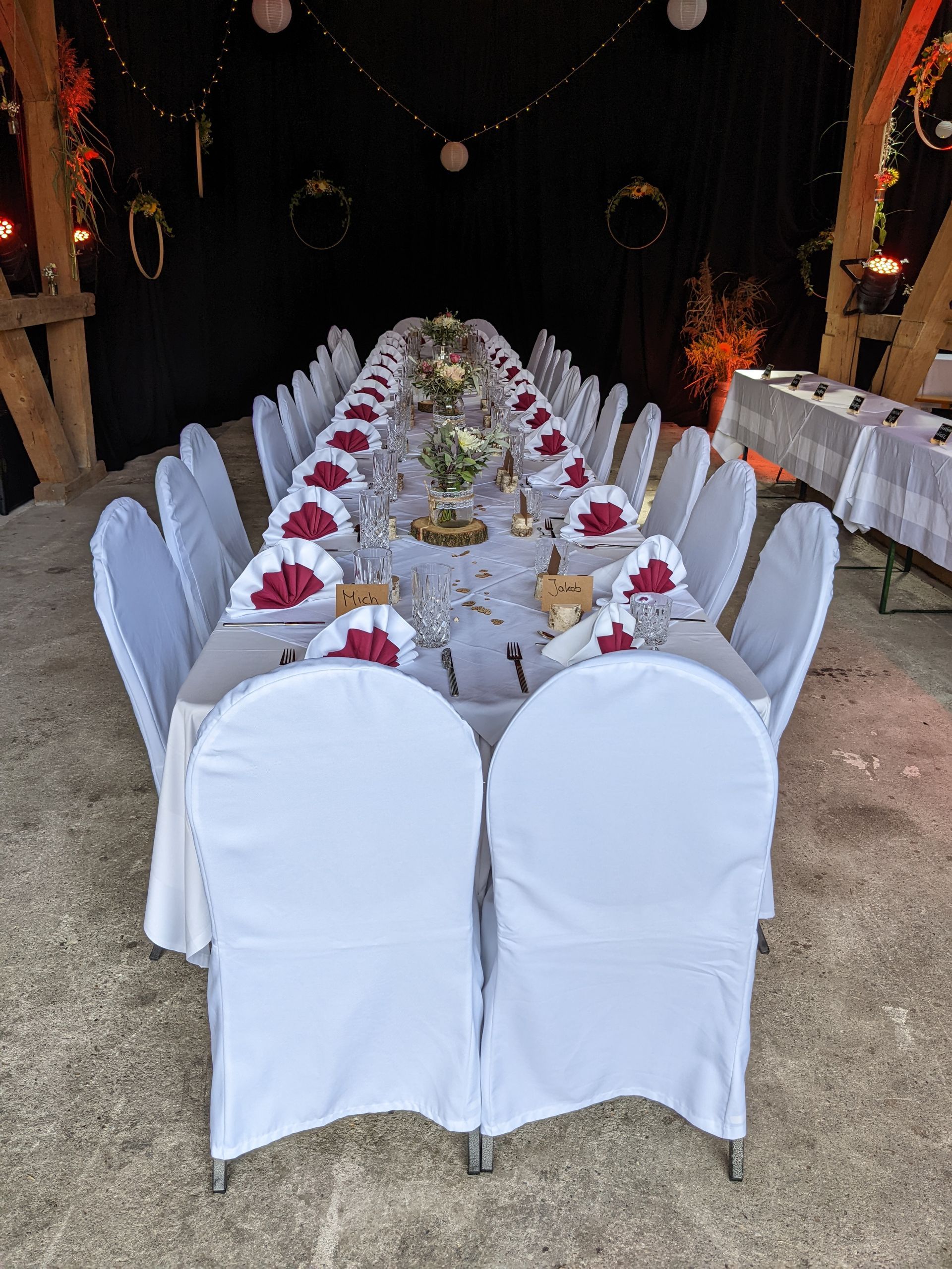 gedeckte Tafel mit weißen Tischdecken und Stuhlhussen von Karins Heißmangel