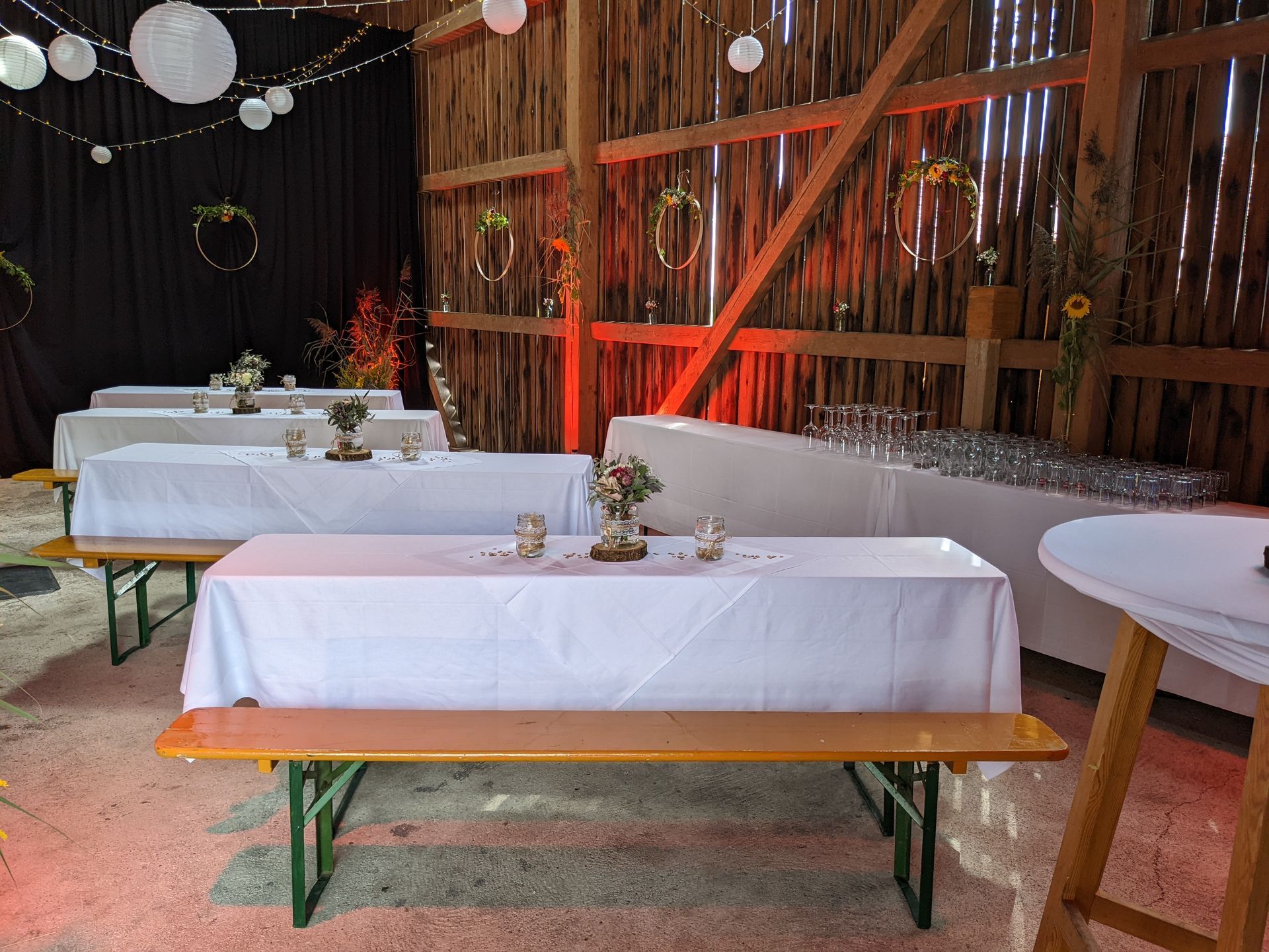 gedeckte Tische mit weißen Tischdecken von Karins Heißmangel