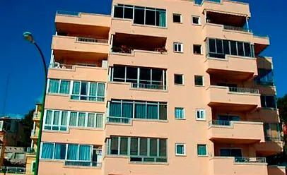 Un gran edificio de apartamentos con muchas ventanas y balcones.
