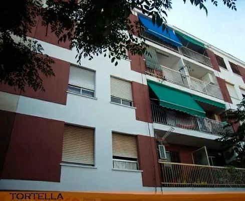 Un edificio con un cartel que dice tortella.