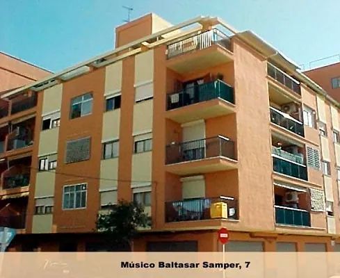 Una imagen de un edificio con el número 7 en él.