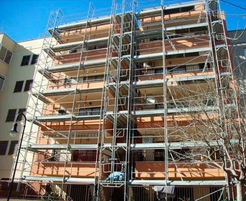 Un gran edificio con andamios a un lado.