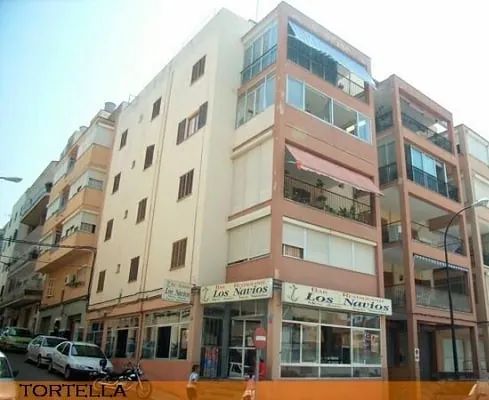 Un edificio con un cartel que dice tortella.