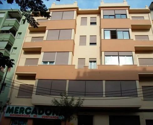 Un edificio con un cartel que dice mercado.