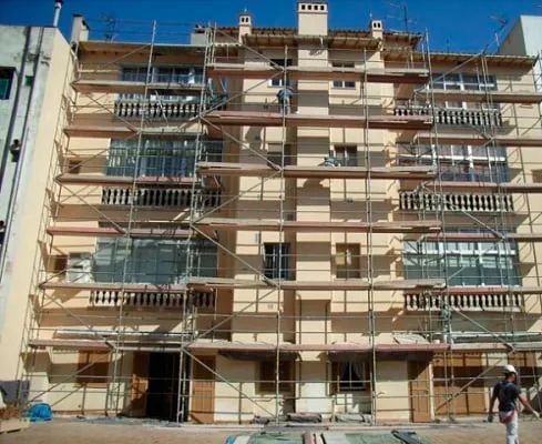 Un edificio en construcción con andamios a su alrededor.