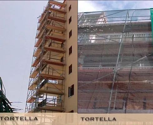 En Tortella se está construyendo un edificio alto con andamios.