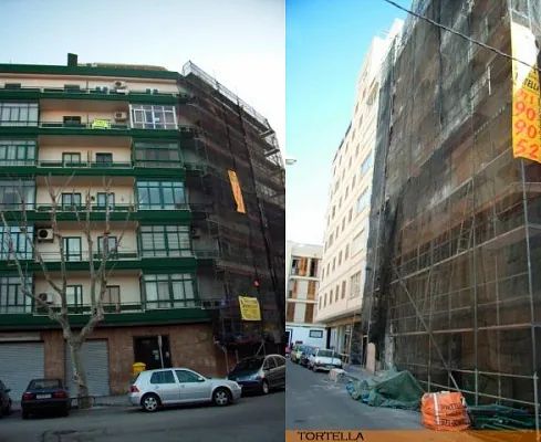 Un edificio con andamios alrededor y un cartel que dice tortilla