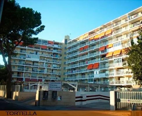 Un gran edificio con un cartel que dice tortella.