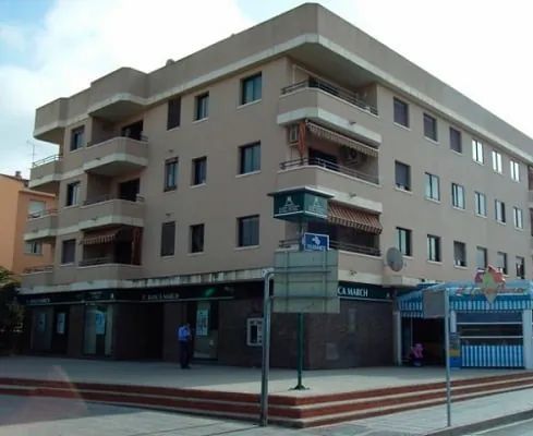 Un gran edificio con un carnaval enfrente.