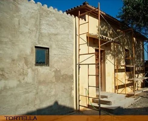 Una imagen de un edificio en construcción con tortella escrito en la parte inferior.