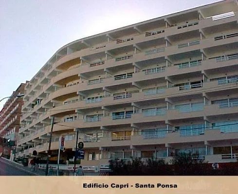 Un edificio grande con muchos balcones se llama edificio capri