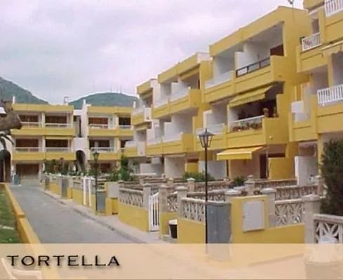 Una fila de edificios amarillos con la palabra tortella en la parte inferior