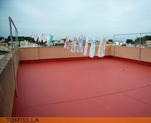 La ropa está colgada en un tendedero en un tejado.