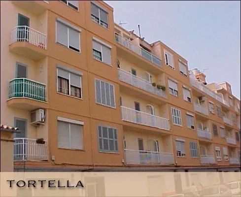 Un edificio de tortillas con muchas ventanas y balcones.