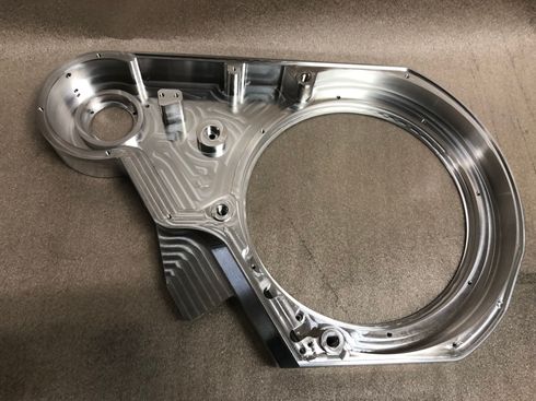 Graue Metallhalterung mit mehreren Bohrlöchern auf grauem Hintergrund