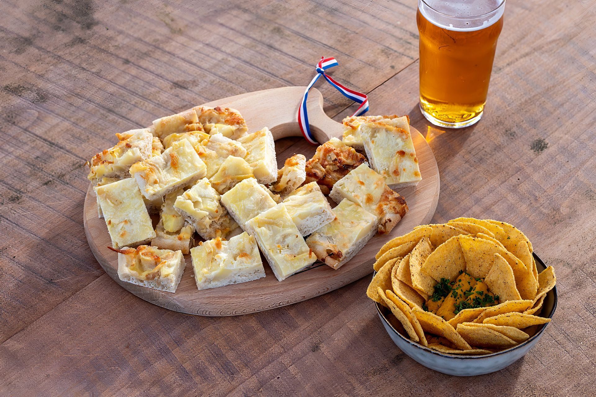 Planche avec de la quiche et des tuiles salées