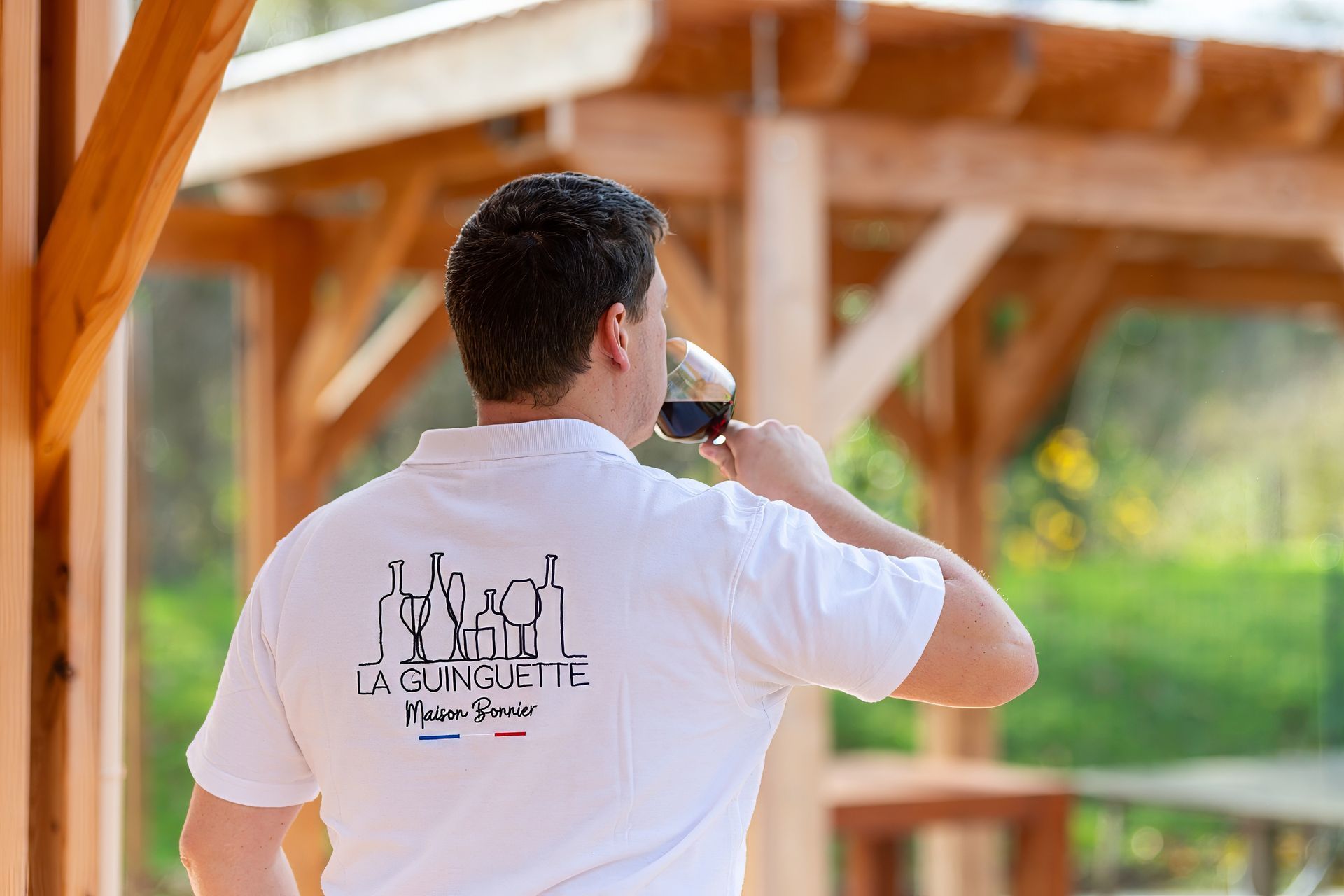Homme qui boit un verre de vin