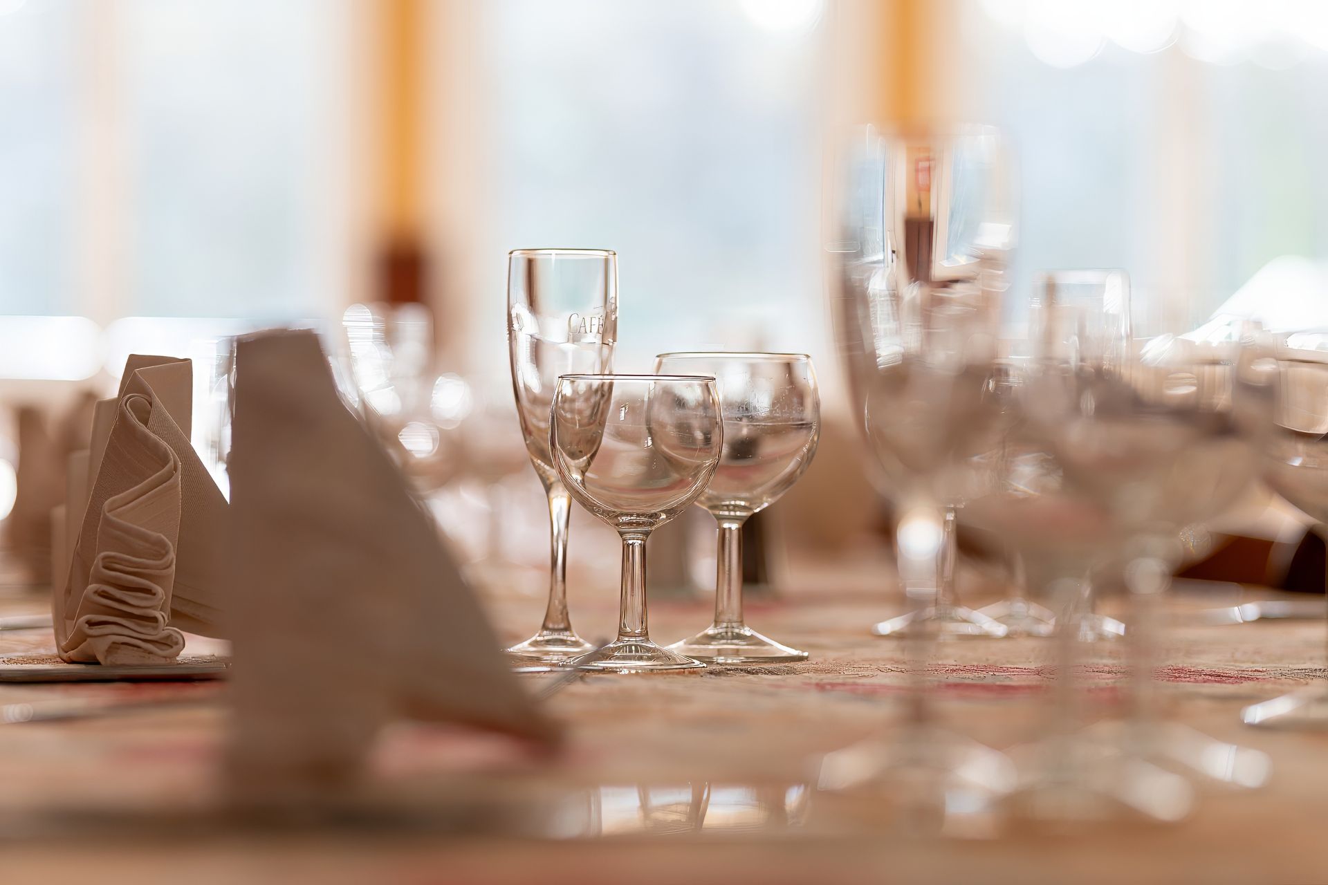 Verres sur une table de restaurant
