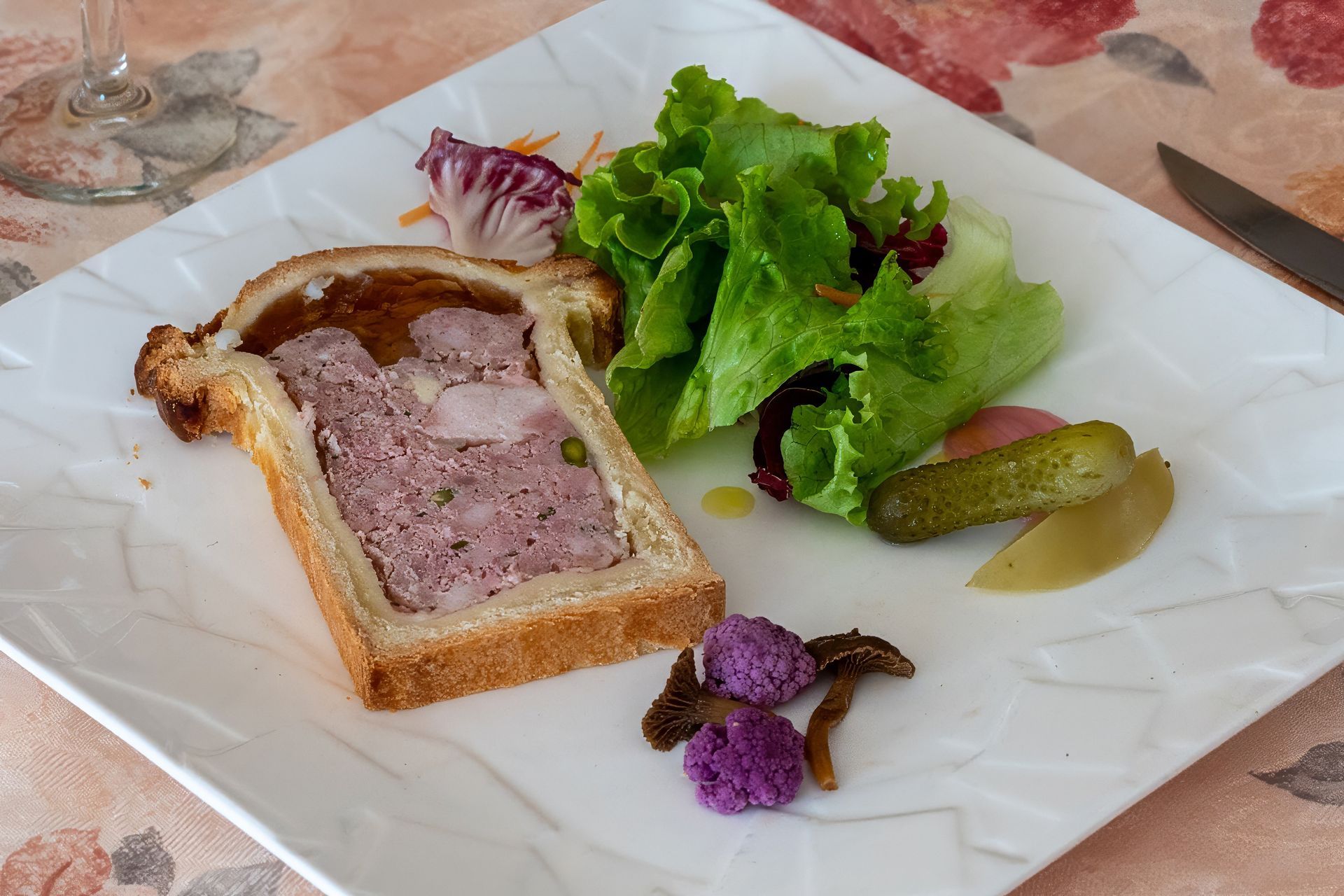 Pâté en croute avec de la salade