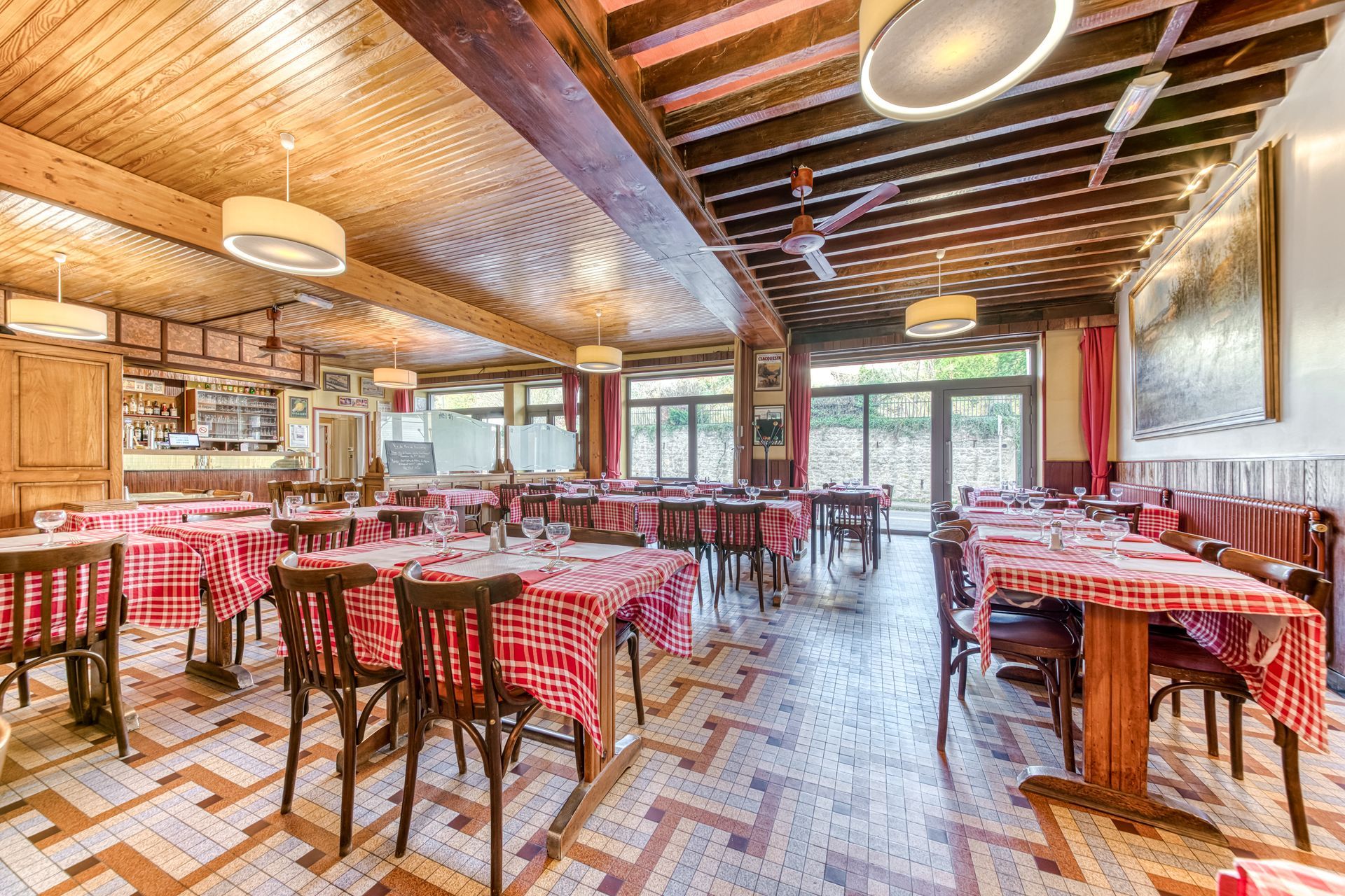 Salle de restaurant avec des tables et des chaises