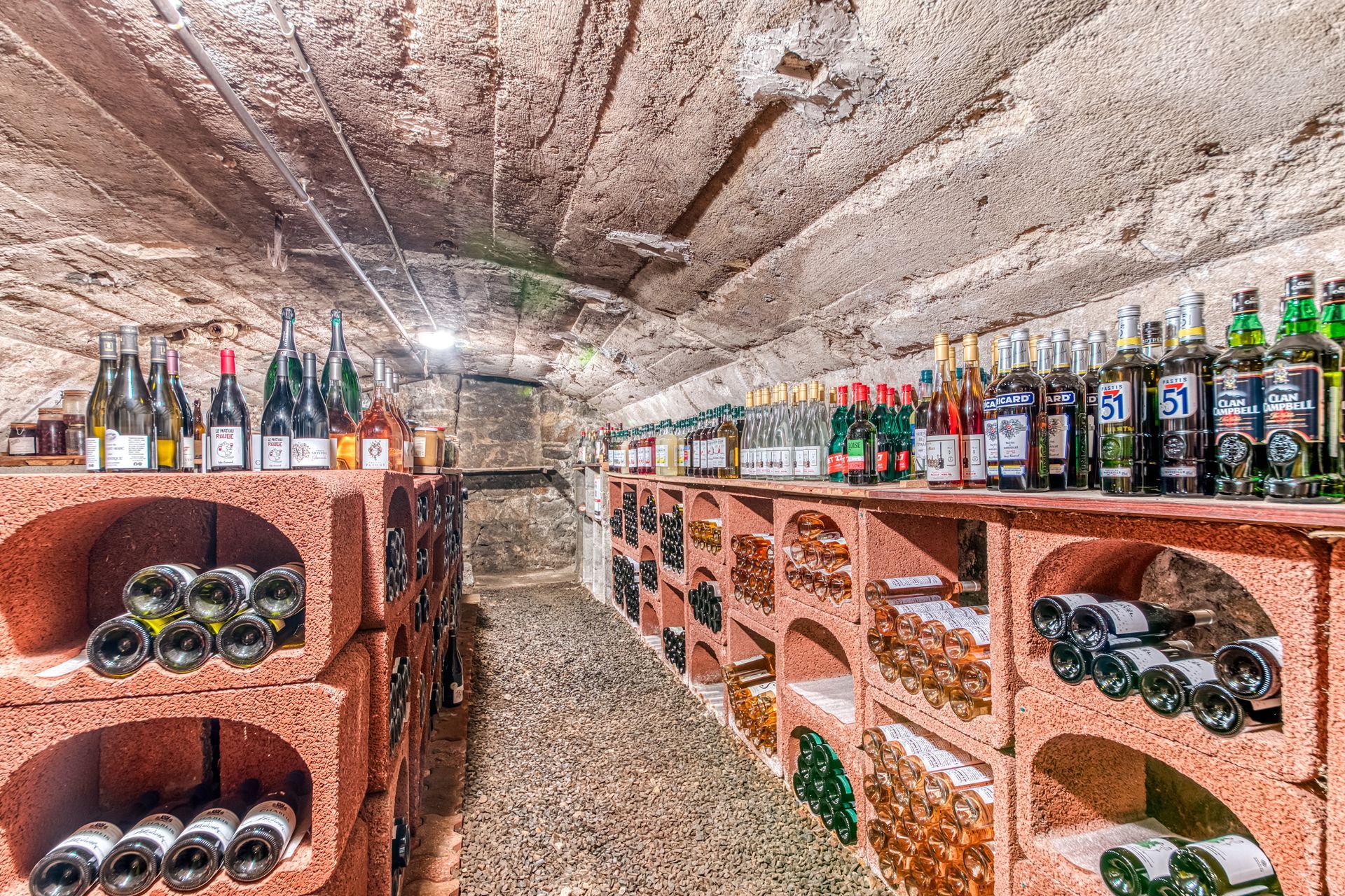 Cave avec différents alcools
