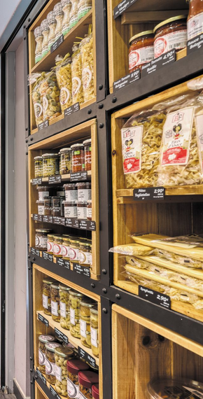 Rayons d'un magasin d'alimentation remplis de pâtes emballées, de sauces et de produits secs