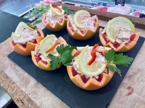 Tartelettes aux fruits avec des tranches de citron et de la menthe sur une planche en ardoise noire