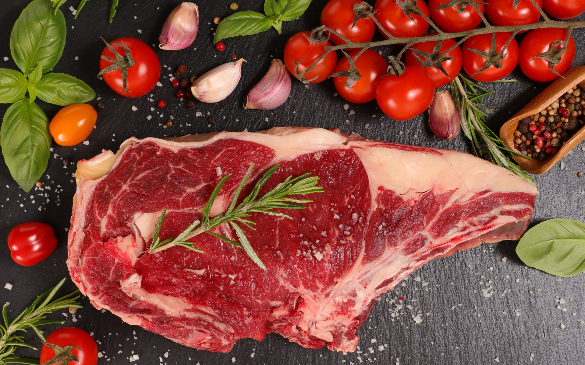 Une côte de bœuf avec des herbes