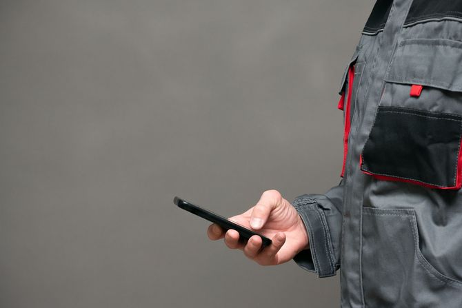 Technicien avec un téléphone dans la main