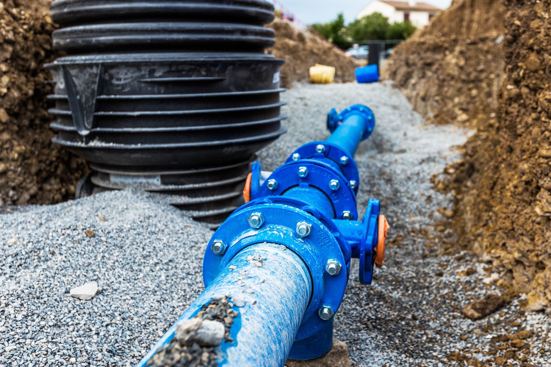 Canalisation bleue traversant une tranchée