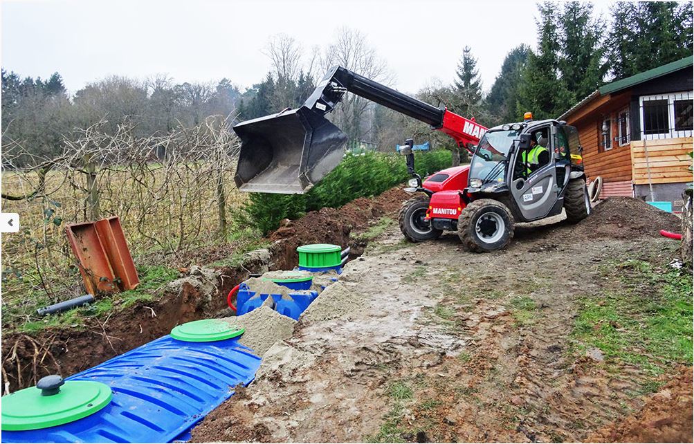 Fosse à toutes eaux et filière compacte en cours de pose
