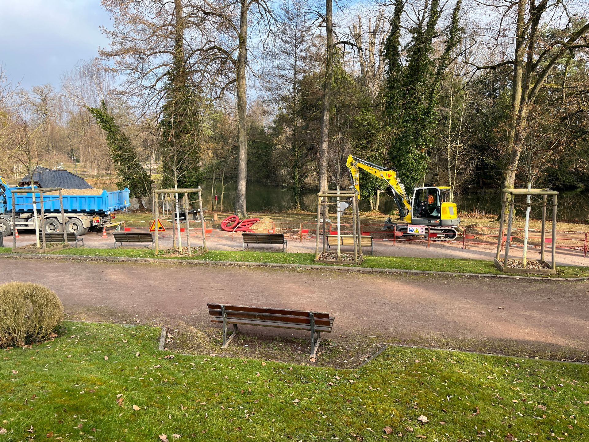 Une pelleteuse jaune creusant une tranchée.