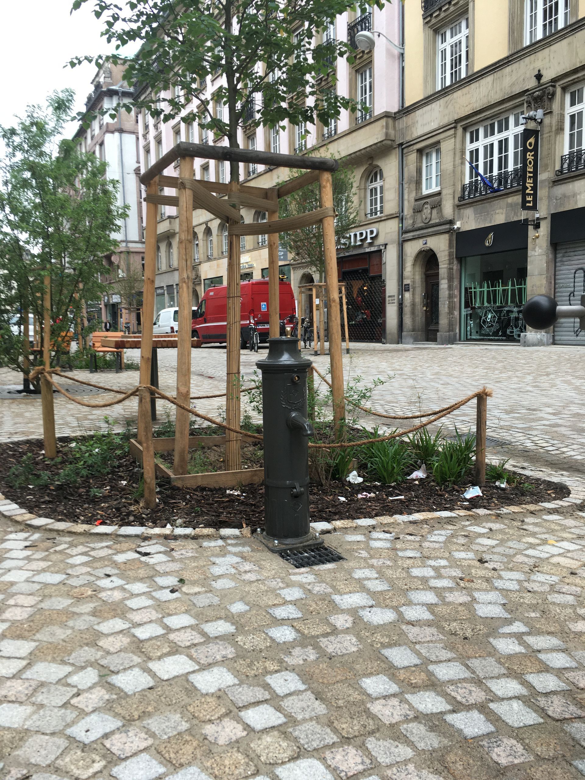 Fontaine à eau dans une rue pavée.