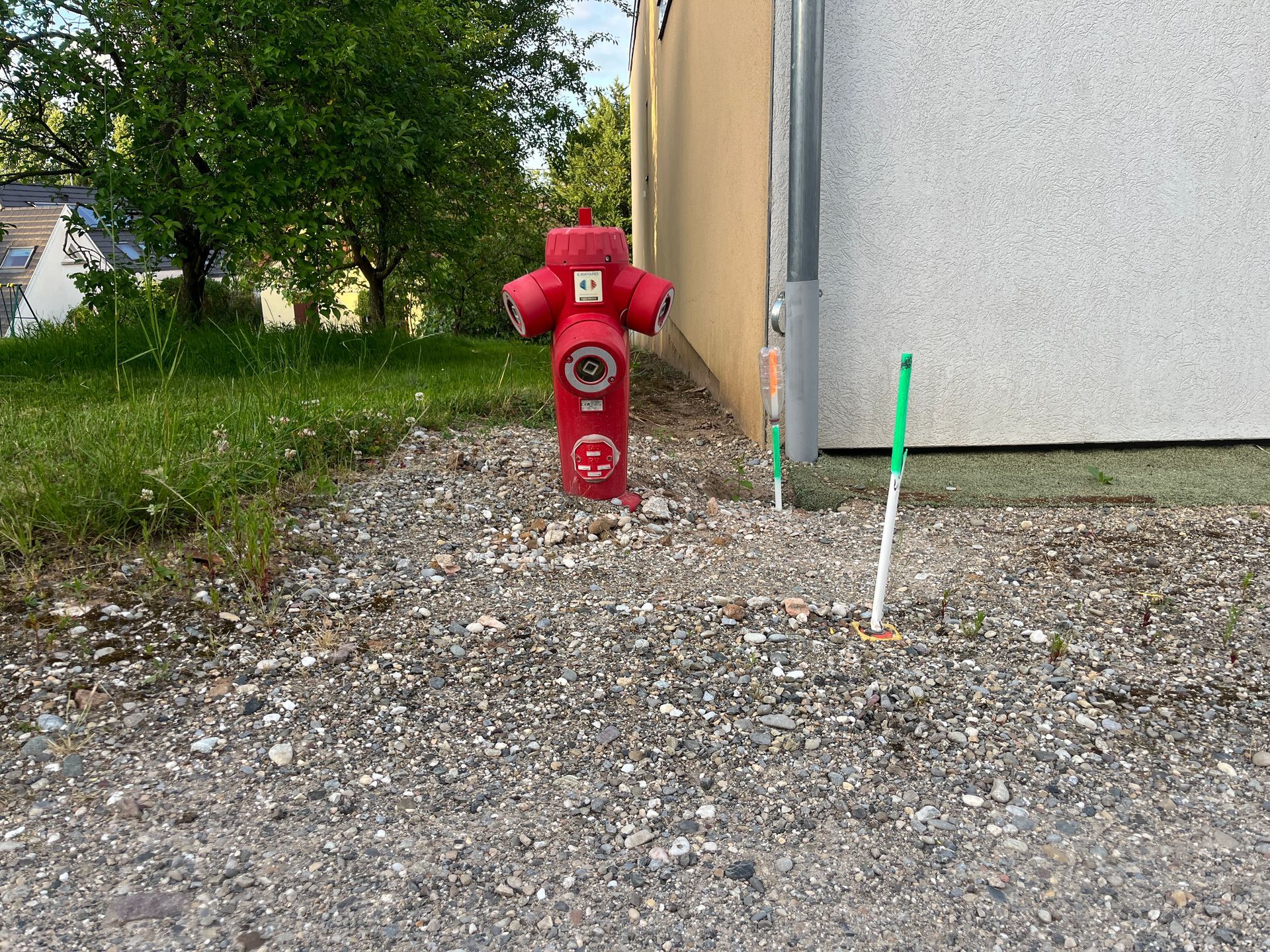Poteau d'incendie rouge.