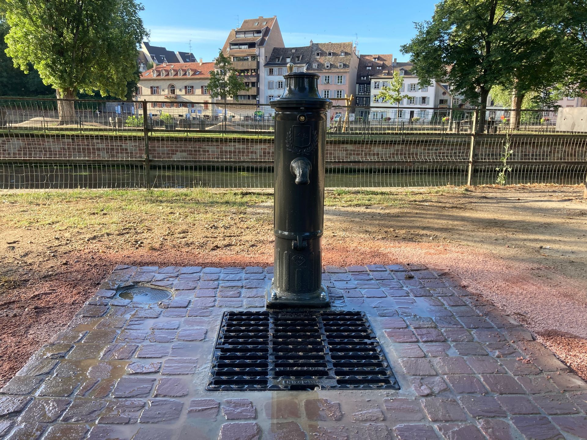 Point d'accès à l'eau potable dans un lieu public.