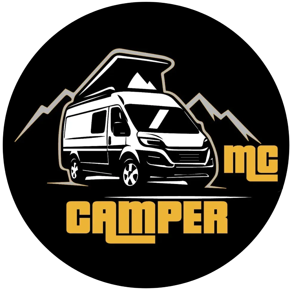 Logotipo negro de una autocaravana bajo picos de monta&ntilde;a con la inscripci&oacute;n "mc camper" en texto dorado.