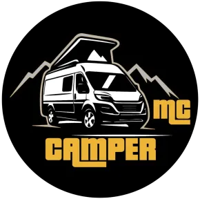 Logotipo negro de una autocaravana bajo picos de monta&ntilde;a con la inscripci&oacute;n "mc camper" en texto dorado.