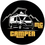 Logotipo negro de una autocaravana bajo picos de monta&ntilde;a con la inscripci&oacute;n "mc camper" en texto dorado.