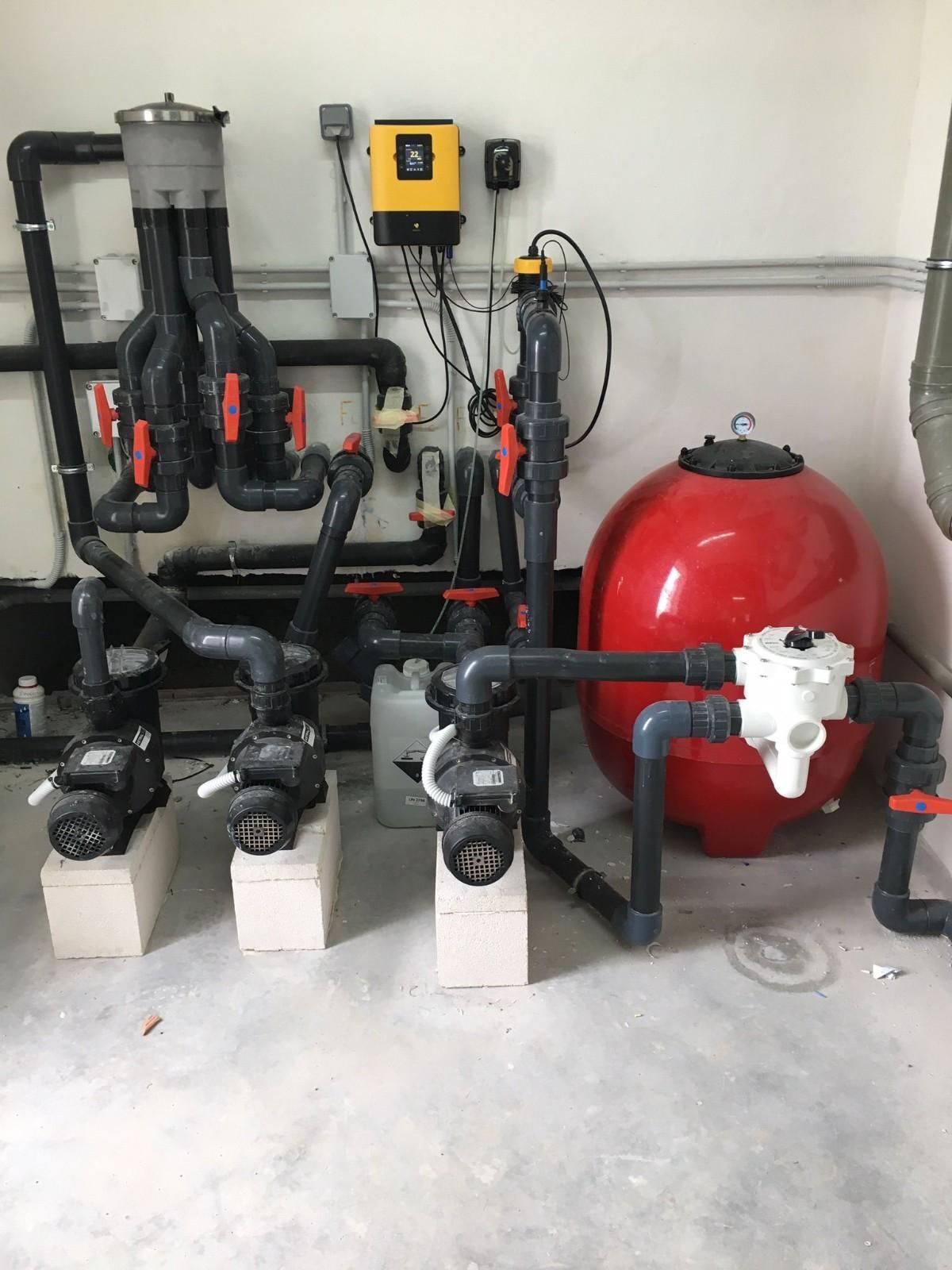 Equipos de filtración de piscinas: bombas, filtros, válvulas y componentes eléctricos.