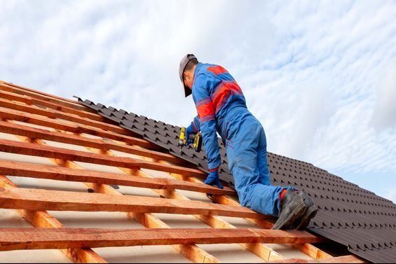 Mitarbeiter von Kurowski GmbH reinigt Dach