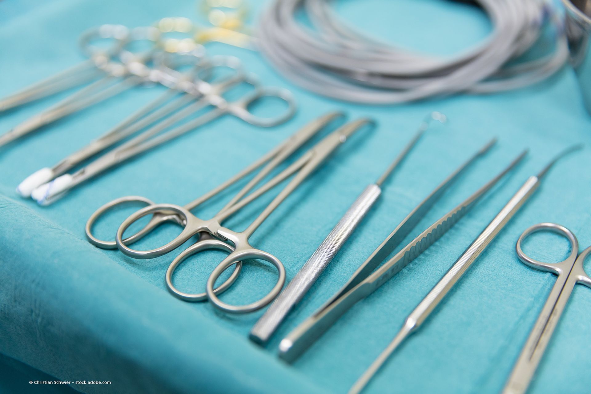 Ein Gerät zur Untersuchung der Haut, gehalten von einer behandschuhten Hand. Eine Nahaufnahme des Arms eines Patienten.