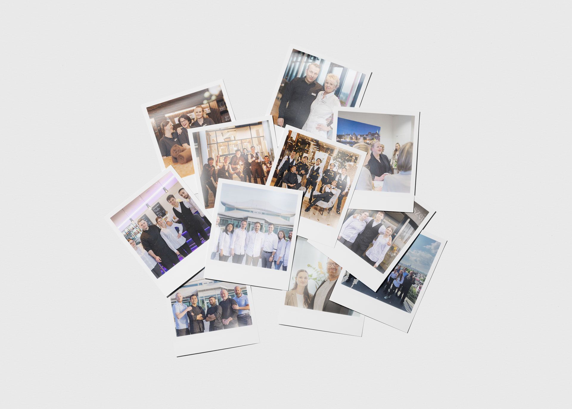 Eine Collage aus überlappenden Sofortbildaufnahmen mit verschiedenen Gruppenporträts