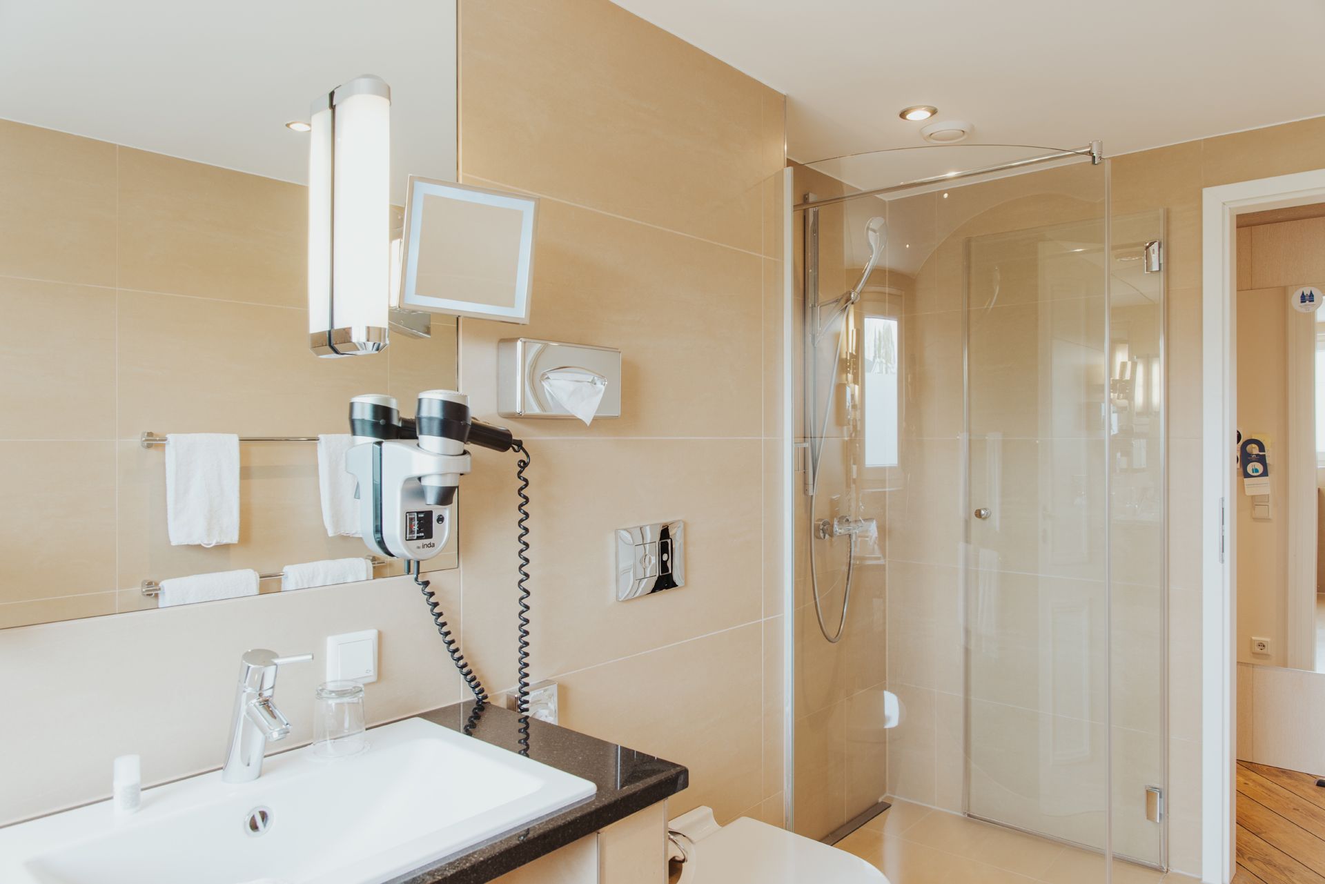 Ein Badezimmer mit Waschbecken, Toilette, Dusche und Spiegel.