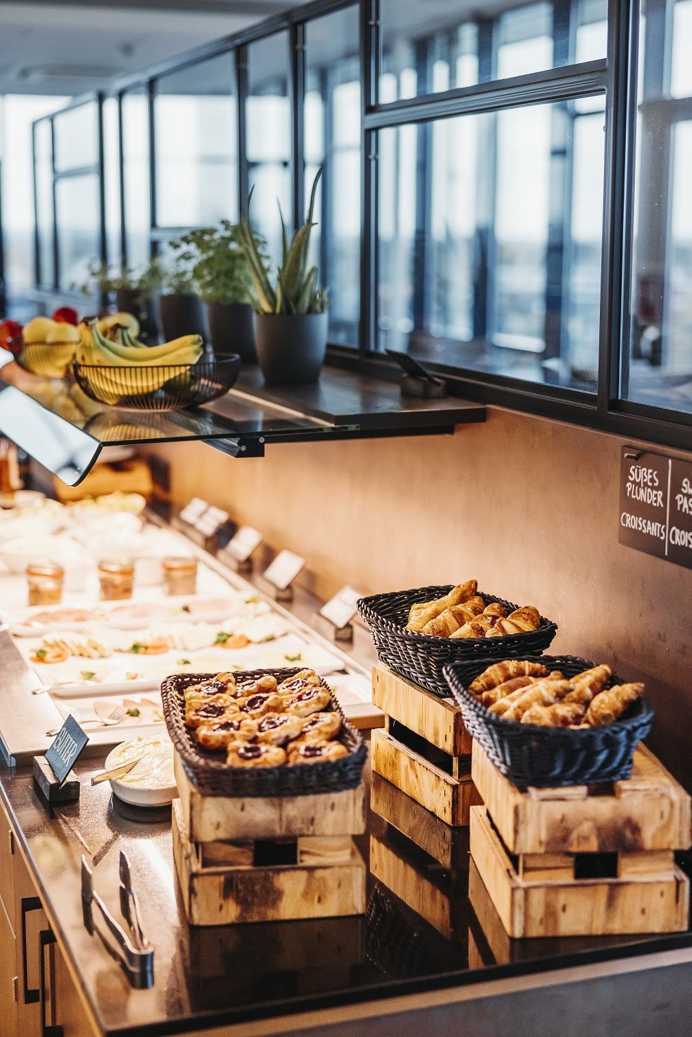 Ein Buffet-Tisch mit verschiedenen Speisen.