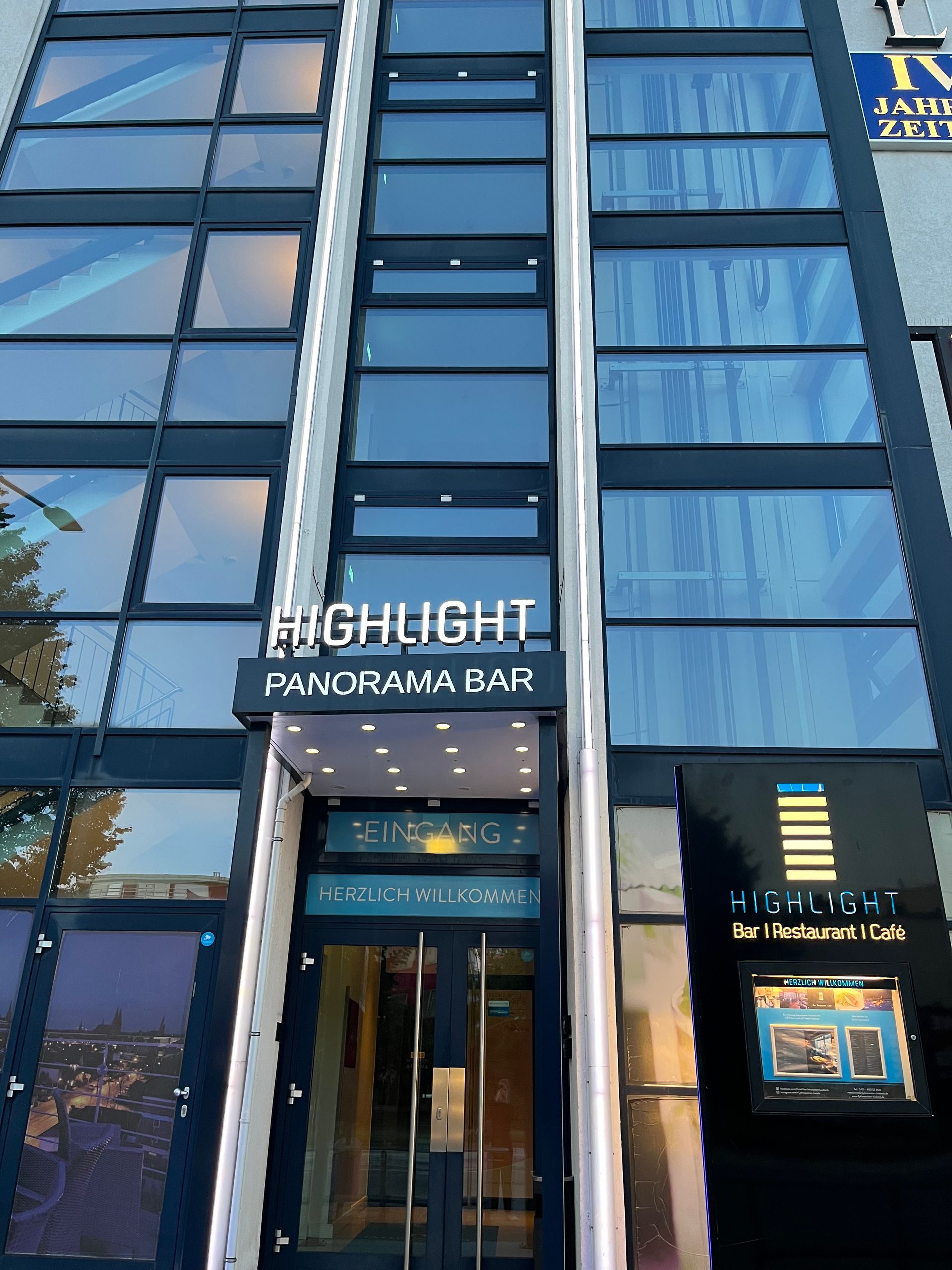 Ein hohes Gebäude mit einem Schild mit der Aufschrift Highlight Panorama Mir