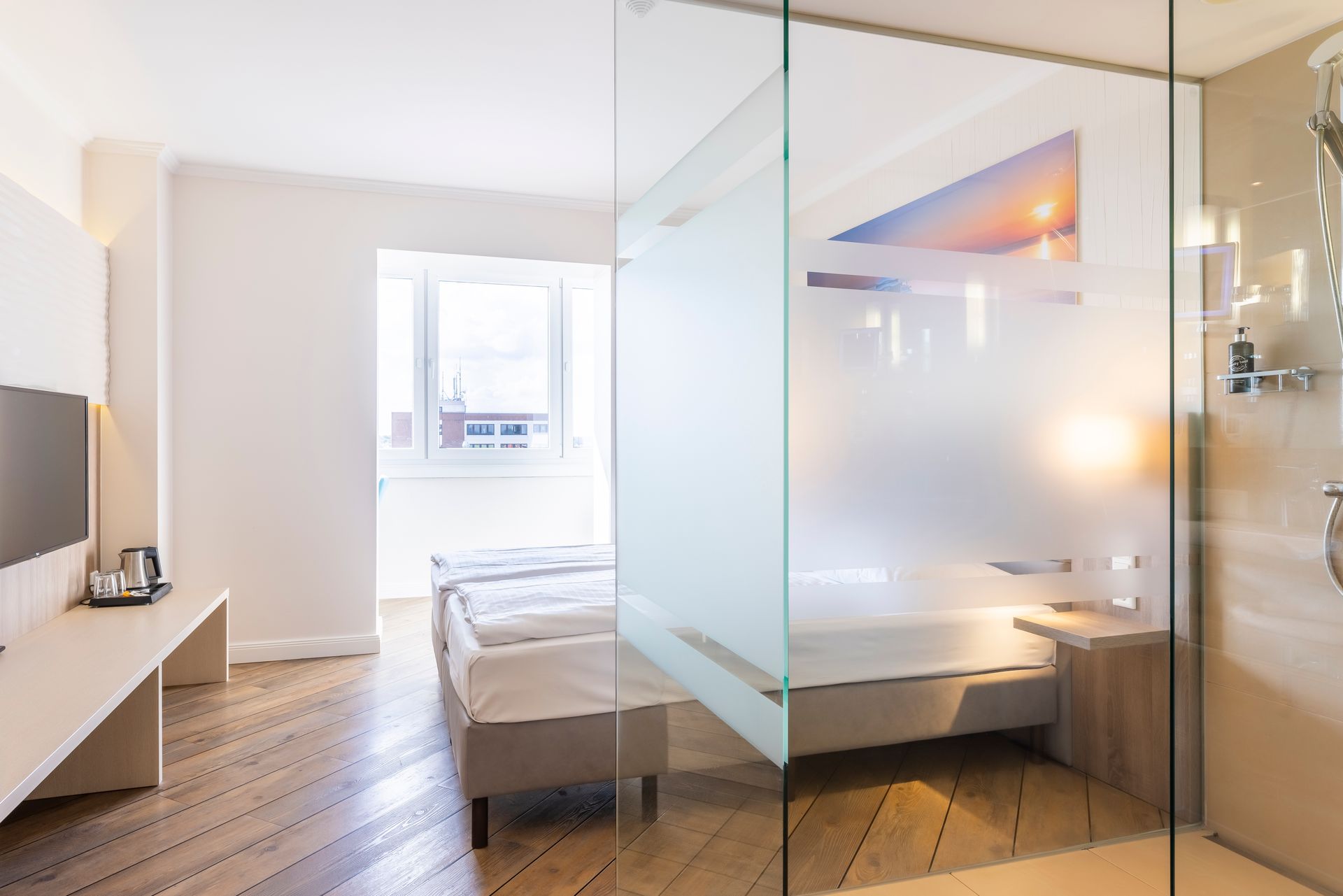 Ein Hotelzimmer mit zwei Betten und einer ebenerdigen Dusche